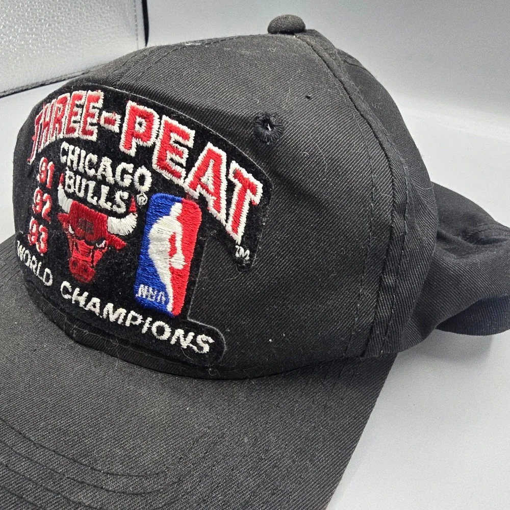 Vintage Chicago Bulls Three-Peat 91 92 93 World Champions Snapback Hat Black NBA
